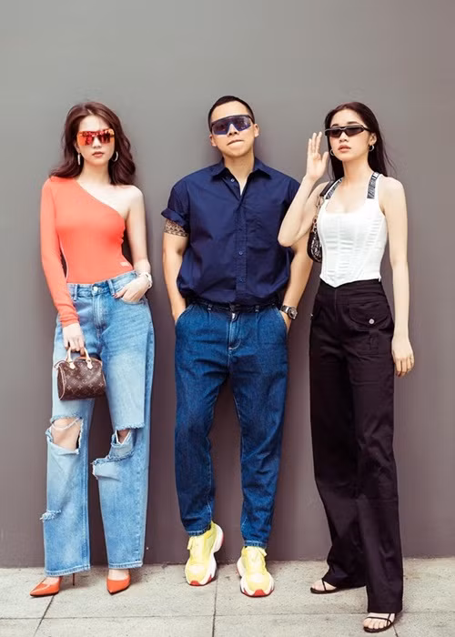 Quỳnh Hương được Khắc Tiệp tích cực lăng xê trong những năm gần đây. Theo Ngôi sao, hiện tại, cô là người duy nhất còn được ông bầu hỗ trợ. Quỳnh Hương gọi Khắc Tiệp là sếp và xem anh như người thân.