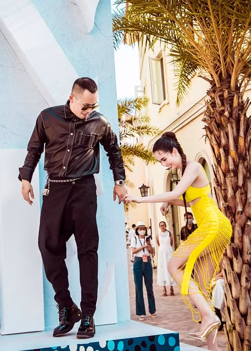 Hiện tại, Ngọc Trinh vẫn là chân dài thân thiết nhất với Khắc Tiệp. Mới đây, tại show diễn thời trang ở Phú Quốc, Khắc Tiệp sánh đôi cùng Ngọc Trinh. Anh dành lời ngọt ngào cho “gà cưng" một thời: "Anh hứa sẽ đưa em đi đến cuối đoạn đường”.