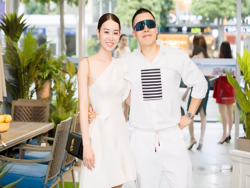 Ngoài Ngọc Trinh, Khắc Tiệp vẫn giữ được mối quan hệ thân thiết với Minh Phương. Cô xuất thân người mẫu nhưng sau đó làm tiếp viên hàng không. Hiện tại, Minh Phương làm giám đốc điều hành, hỗ trợ công việc cho Khắc Tiệp.