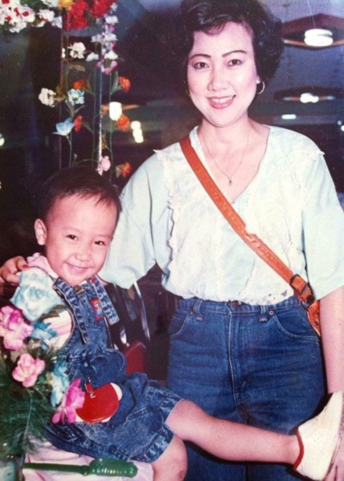 Trước khi trở thành cặp đôi giàu có, nổi tiếng, Trấn Thành - Hari Won đều trải qua tuổi thơ nghèo khó. Theo VOV, gia đình Trấn Thành từng rất nghèo, cả nhà phải sống tạm trong một nơi mà ngày trước là cái cống.