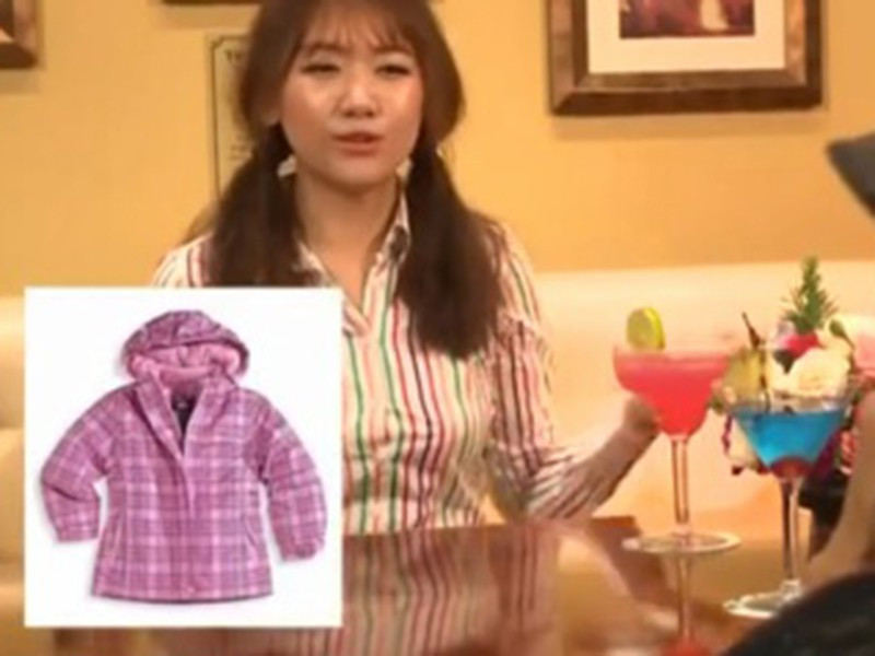 Khi đi học, nữ ca sĩ may mắn nhận được sự giúp đỡ của thầy cô, bạn bè, khi là chiếc áo ấm, lúc là phần thức ăn. Ảnh: Dân Việt