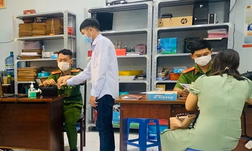 Can cuoc cong dan co gan chip lieu co kha nang dinh vi, theo doi nguoi dung?