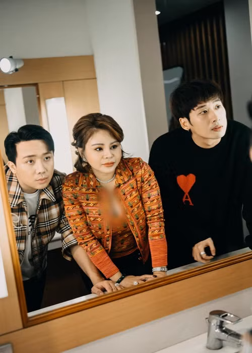 “Nhiều lúc bị mắng đến mức ấm ức bật khóc trên phim trường "Bố già", tôi dặn lòng không thèm nói chuyện với Trấn Thành nữa nhưng hôm sau gặp lại vẫn chị em thân thiết bình thường", Lê Giang cho hay.