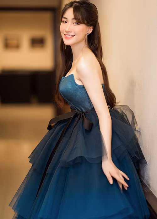 Để giấu bụng bầu khi xuất hiện trước công chúng, giọng ca gốc Bắc Ninh thường xuyên diện váy có phần thân xòe.