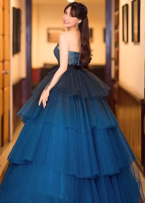 Phần tùng váy rộng giúp Hòa Minzy che vòng 2 lớn.