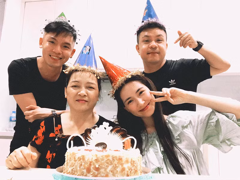 Hòa Minzy diện váy dáng rộng, mừng sinh nhật mẹ ruột vào tháng 5/2019. Lúc này, cô đang mang thai những tháng đầu thai kỳ.