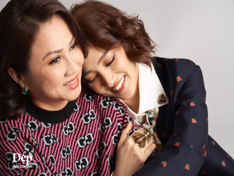 Mẹ của Bảo Anh - bà Tuyết Hồng quyết định ly hôn sau nhiều năm chịu đựng. Chính Bảo Anh là người khuyên mẹ của cô xây dựng lại cuộc sống mới. Sau khi ly hôn, bà Tuyết Hồng bươn chải lên Sài Gòn, gây dựng một cơ sở buôn bán ổn định, nuôi Bảo Anh và em gái của cô. Ảnh: Đẹp