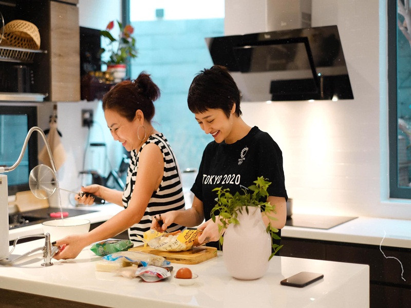 Mẹ của Bảo Anh từng chia sẻ trên Đẹp, bà chỉ tập trung làm hậu phương vững chắc cho con gái hoạt động nghệ thuật thay vì túc trực bên Bảo Anh, xem cô thi hát, biểu diễn ra sao.