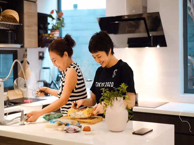 Mẹ của Bảo Anh từng chia sẻ trên Đẹp, bà chỉ tập trung làm hậu phương vững chắc cho con gái hoạt động nghệ thuật thay vì túc trực bên Bảo Anh, xem cô thi hát, biểu diễn ra sao.