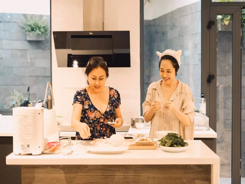 Bà Tuyết Hồng từng muốn con gái bỏ nghề vì xót con xuống tinh thần trước những tin đồn thất thiệt.