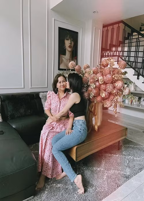 Chứng kiến những vất vả của mẹ ruột, Bảo Anh luôn cố gắng để báo hiếu. Mới đây, nữ ca sĩ khoe xây nhà tặng mẹ ruột.