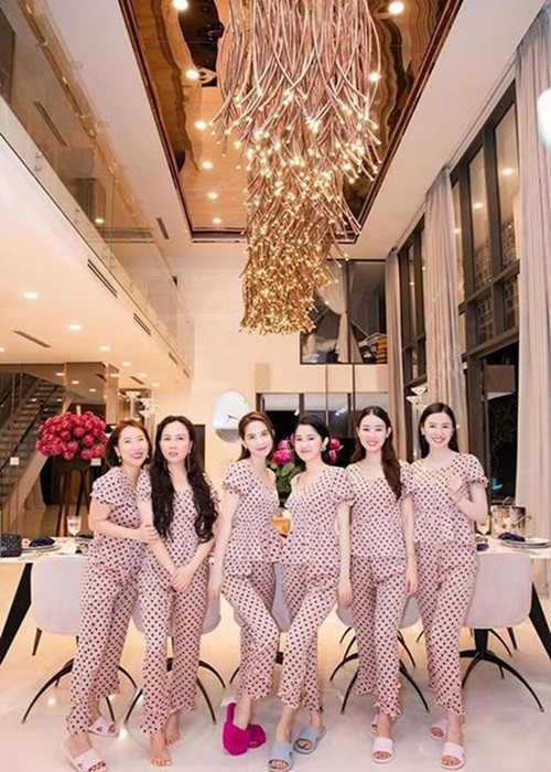 Ngọc Trinh từng chia sẻ về việc khoe tài sản trong cuộc phỏng vấn trên Tri thức trẻ: “Những nghệ sĩ khác từng bị trộm cắp thế nào thì tôi không rõ, nhưng tôi thì chưa bị, cũng chưa từng nghĩ đến. Người ta hay nói kim đâm trúng ai người đó mới biết đau, giờ chưa có gì nên... vẫn cứ khoe thôi".