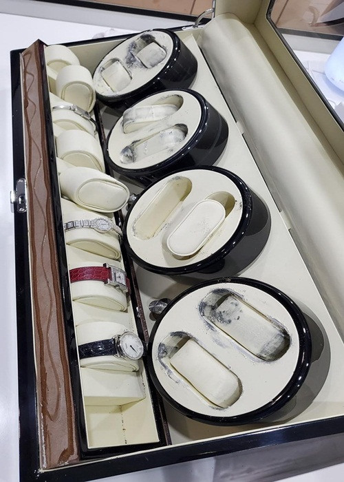 Ngọc Trinh cho biết, chiếc hộp chứa đồng hồ hàng hiệu của cô bị hư, két sắt mới thì chưa về.