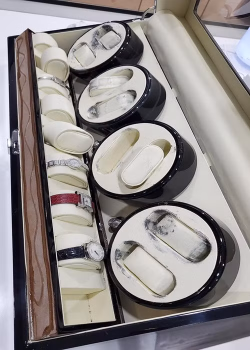 Ngọc Trinh cho biết, chiếc hộp chứa đồng hồ hàng hiệu của cô bị hư, két sắt mới thì chưa về.