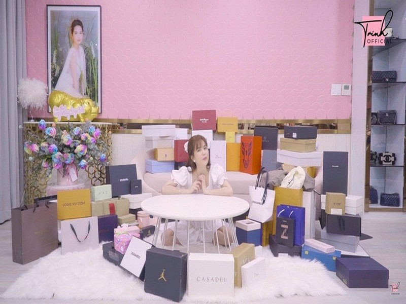 Sở hữu tủ đồ hàng hiệu khủng như Ngọc Trinh, Hoa hậu Phương Lê và ca sĩ Băng Di có cách bảo vệ tài sản là để riêng một phòng có mã khóa vân tay.