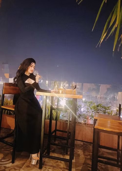 Trước khi mất, Phan Thuyền thường xuyên đăng tải status đầy tâm trạng. Ngày 15/3, cô viết: "Cuộc sống vốn không bao giờ bằng phẳng nên thôi cứ chấp nhận và đi tiếp. Bây giờ không cần phải yêu nhưng gặp được người đồng cảm, thấu hiểu, sẻ chia tự khắc sẽ hạnh phúc”.