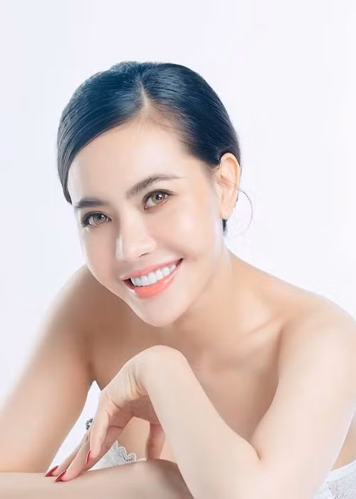 Ngày 6/1, Phan Thuyền đăng tải hình ảnh nở cười rạng rỡ. Cô viết: "Cười để tiếp tục đi tiếp".