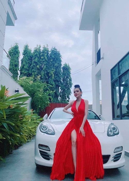 Chân dài đến từ Bến Tre chia sẻ ảnh gợi cảm bên chiếc xe hơi kèm chú thích: "Chỉ cần 1 người cho em động lực, cuộc sống em có khó khăn cách mấy em cũng không bao giờ thấy mệt".