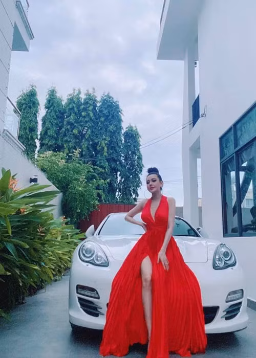 Chân dài đến từ Bến Tre chia sẻ ảnh gợi cảm bên chiếc xe hơi kèm chú thích: "Chỉ cần 1 người cho em động lực, cuộc sống em có khó khăn cách mấy em cũng không bao giờ thấy mệt".