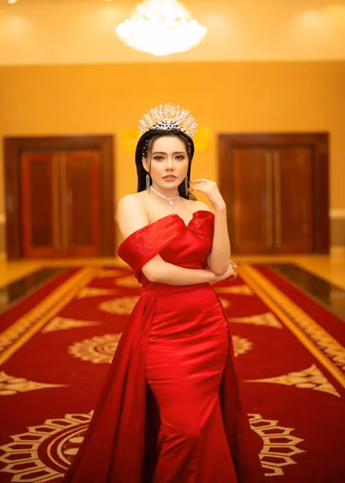 Thông tin Phan Thuyền qua đời ở tuổi 32 sau thời gian bị bệnh trầm cảm nhận được sự quan tâm của nhiều khán giả. Cô đến từ Bến Tre, từng đoạt giải Hoa hậu Đại sứ Nhân ái Bến Tre trong cuộc thi Hoa hậu Đại sứ Nhân ái 2020.