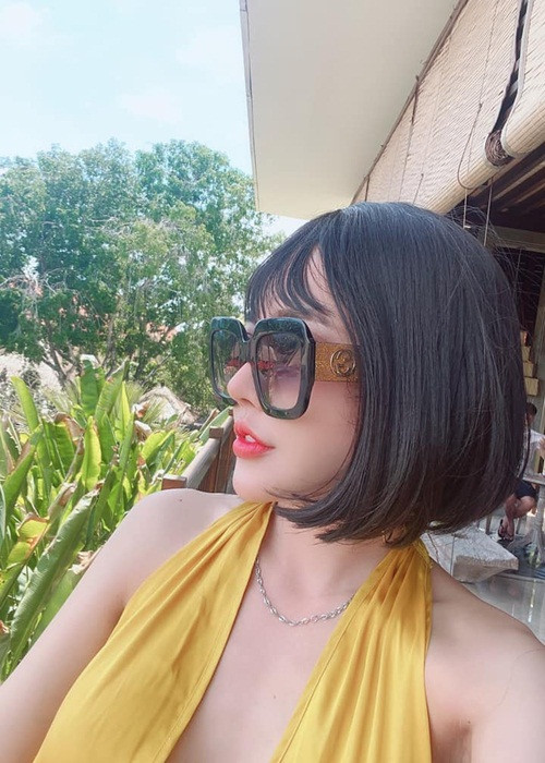 Ngày 17/1, thí sinh của Hoa hậu Đại sứ Nhân ái 2020 chia sẻ: “Ở độ tuổi này một cô gái đã gánh chịu hàng ngàn nỗi đau từ cuộc sống, nỗi đau thể xác và tinh thần, cứ tưởng chừng không thể tiếp tục được nữa nhưng rồi không còn cách nào khác bằng tự đứng lên chấp nhận đi tiếp, đi xa đi dài được đến thời điểm này rồi. Tôi ơi, không được gục ngã".