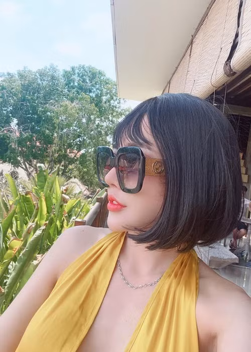 Ngày 17/1, thí sinh của Hoa hậu Đại sứ Nhân ái 2020 chia sẻ: “Ở độ tuổi này một cô gái đã gánh chịu hàng ngàn nỗi đau từ cuộc sống, nỗi đau thể xác và tinh thần, cứ tưởng chừng không thể tiếp tục được nữa nhưng rồi không còn cách nào khác bằng tự đứng lên chấp nhận đi tiếp, đi xa đi dài được đến thời điểm này rồi. Tôi ơi, không được gục ngã".