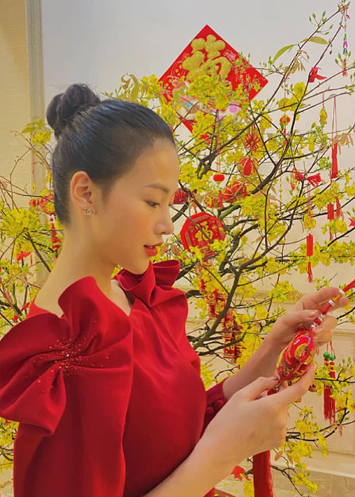 Hoa hậu Phương Khánh diện áo dài đón Tết Nguyên đán 2021.