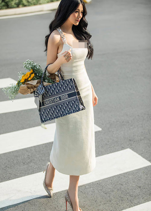 Chân dài sinh năm 1995 khoe vóc dáng đồng hồ cát khi xuống phố.