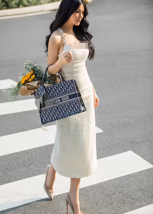 Chân dài sinh năm 1995 khoe vóc dáng đồng hồ cát khi xuống phố.