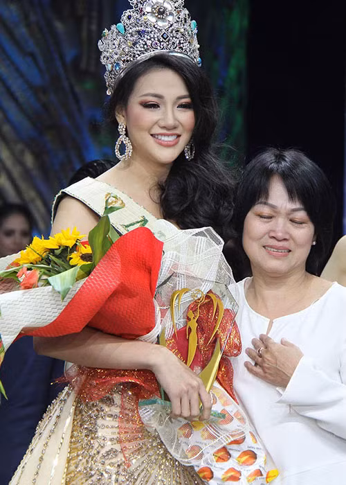 My nhan Viet dau tien dang quang Hoa hau Trai dat gio ra sao?