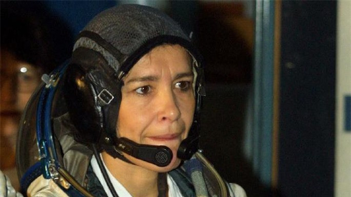 Bi an nu phi hanh gia canh bao nguoi ngoai hanh tinh roi tu sat