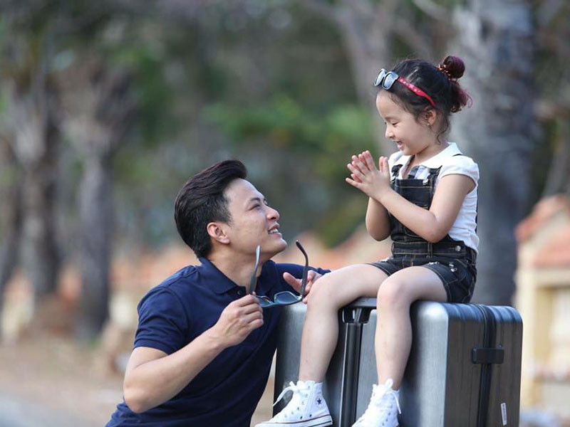 Bé Nhím là con gái đầu lòng của diễn viên Hồng Đăng và bà xã Anh Đào. Năm 2016, cô nhóc cùng bố tham gia chương trình "Bố ơi, mình đi đâu thế?". Trong chương trình, bé Nhím có vẻ ngoài xinh xắn, đáng yêu, mạnh mẽ và luôn ra dáng người chị cả dẫn dắt các em làm nhiệm vụ.