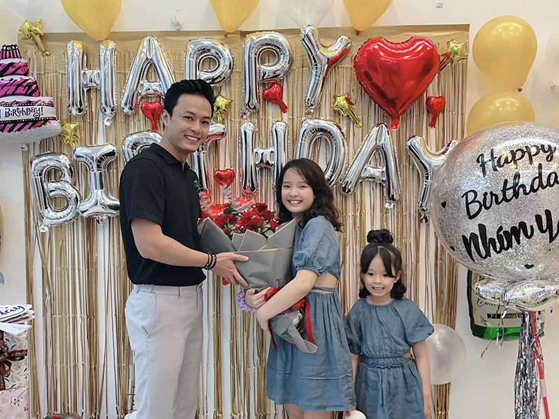 Mới đây, bé Nhím đón sinh nhật lần thứ 10. Cô nhóc nhận được nhiều lời khen ngợi bởi vẻ ngoài xinh xắn. Hồng Đăng tâm sự, anh chỉ mong con gái bước sang tuổi thứ 10 đầy tự tin, thông minh và ngoan ngoãn.
