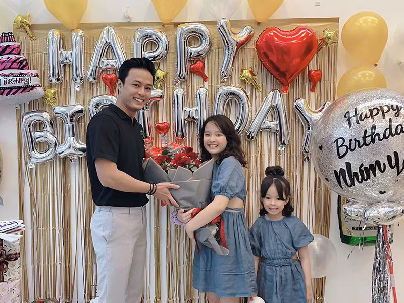 Mới đây, bé Nhím đón sinh nhật lần thứ 10. Cô nhóc nhận được nhiều lời khen ngợi bởi vẻ ngoài xinh xắn. Hồng Đăng tâm sự, anh chỉ mong con gái bước sang tuổi thứ 10 đầy tự tin, thông minh và ngoan ngoãn.