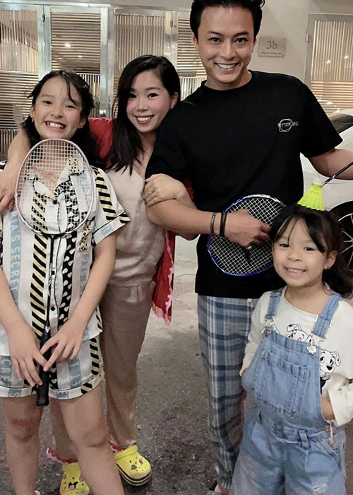 Cô nhóc hiện tại có chiều cao gần bằng mẹ.