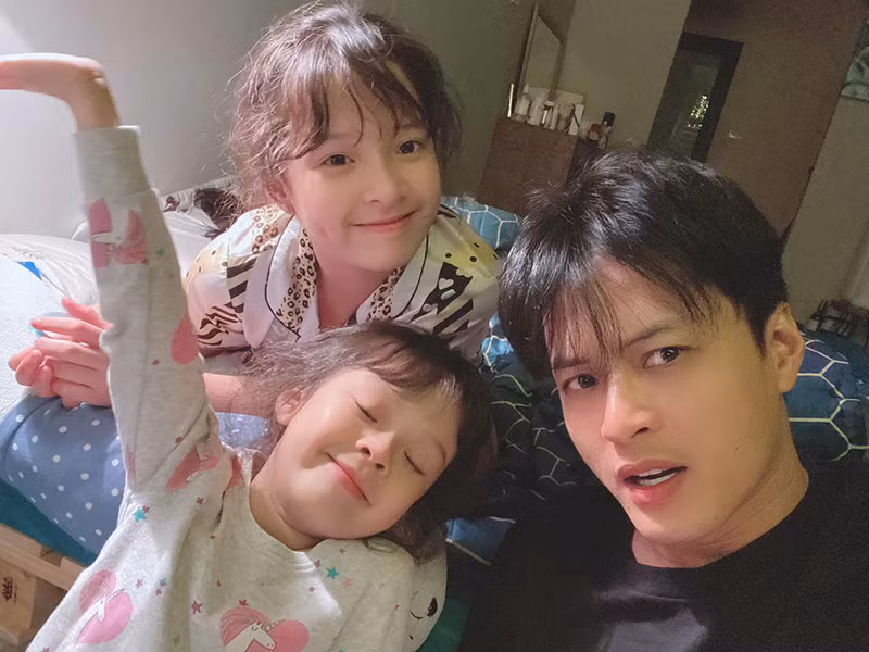 Bà xã của Hồng Đăng từng chia sẻ, sau khi tham gia "Bố ơi, mình đi đâu thế?", bé Nhím bắt đầu có fan riêng và được quan tâm nhiều hơn khi ra đường. Trong 5 năm qua, con gái Hồng Đăng trở về cuộc sống đời thường.