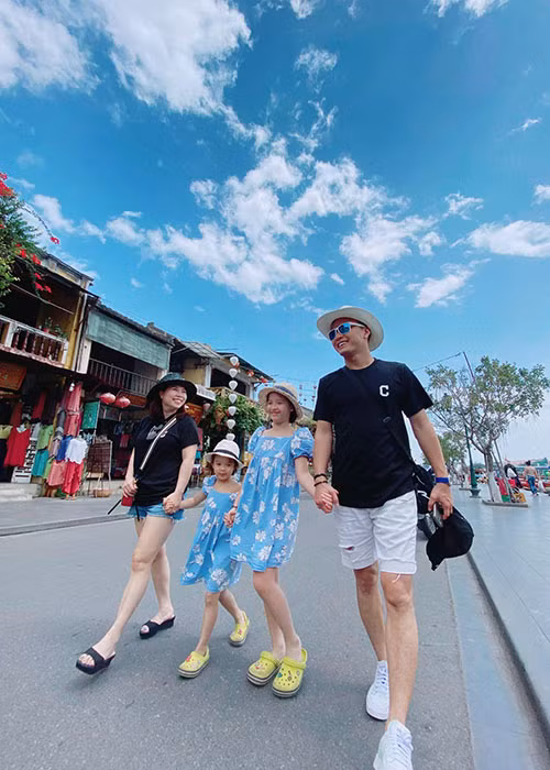 Con gái đầu lòng của nam diễn viên phim "Hướng dương ngược nắng" sở hữu nụ cười rạng rỡ.