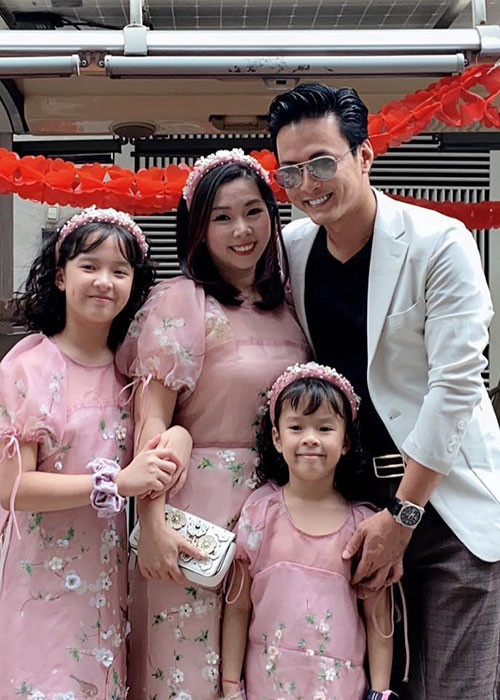 Nhóc tì "Bố ơi, mình đi đâu thế?" thường xuyên mặc đồ đôi với mẹ và em gái.