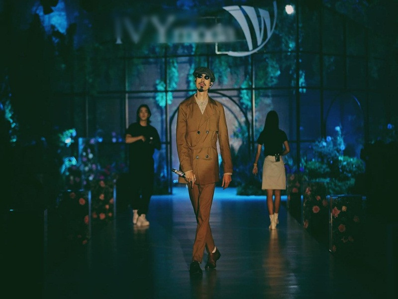 Đen Vâu hiện tại là một trong những rapper hot nhất. Mới đây, anh cùng Binz ra mắt MV "Cho mình em". Sản phẩm âm nhạc này gây sốt ngay khi vừa trình làng.