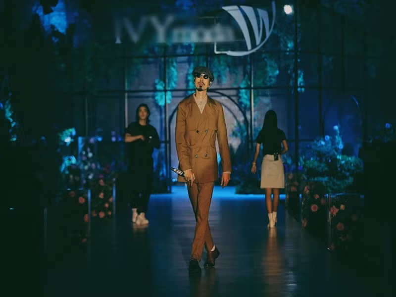 Đen Vâu hiện tại là một trong những rapper hot nhất. Mới đây, anh cùng Binz ra mắt MV "Cho mình em". Sản phẩm âm nhạc này gây sốt ngay khi vừa trình làng.