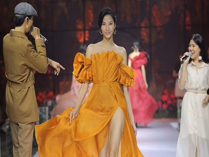 Mới đây, Á hậu Hoàng Thùy làm người mẫu trong một show diễn thời trang. Trong khi đó, Đen Vâu là ca sĩ khách mời. Đáng chú ý, cuối chương trình, Hoàng Thùy kéo tay Đen Vâu để cả hai cùng xuất hiện trên sân khấu. Ảnh: Yan