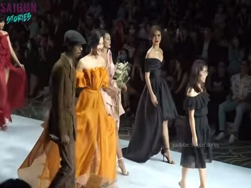 Một số cư dân mạng đặt nghi vấn Hoàng Thùy cố tình muốn chiếm sóng khi kéo tay nam rapper.