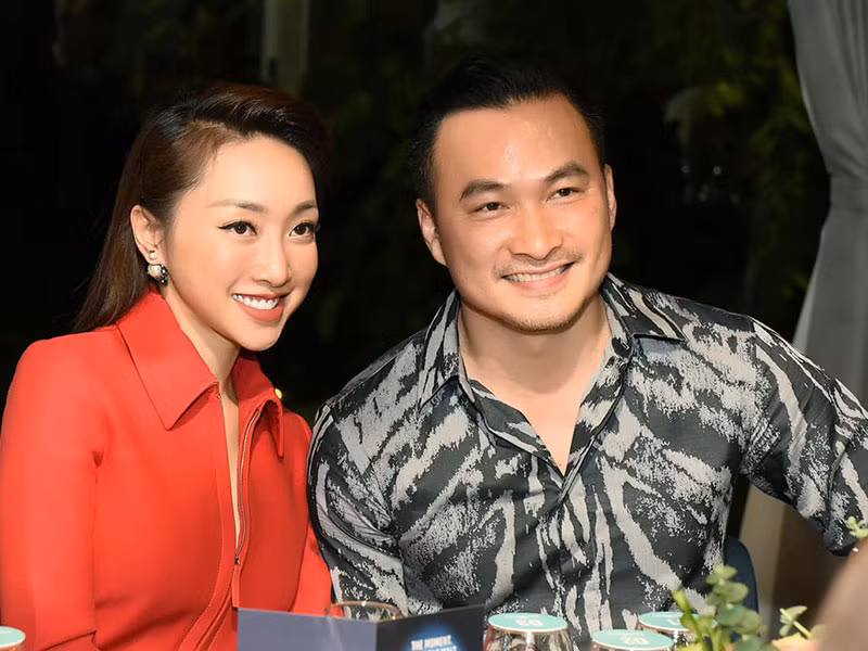  Chi Bảo tái hôn vào ngày 10/3. Bà xã của nam diễn viên là doanh nhân Lý Thùy Chang. Chặng đường hẹn hò của cặp đôi này đầy ngọt ngào, được gia đình hai bên ủng hộ. Đám cưới của Chi Bảo và Thùy Chang sẽ diễn ra trong thời gian không xa.