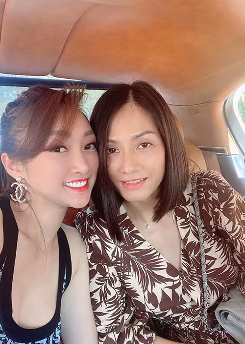 Hồng Loan và Thùy Chang có mối quan hệ khá tốt đẹp. Cả hai có vài lần gặp nhau và trò chuyện cùng với Chi Bảo. Thùy Trang chia sẻ trên Zing, vợ cũ của Chi Bảo là người thẳng thắn, cởi mở.