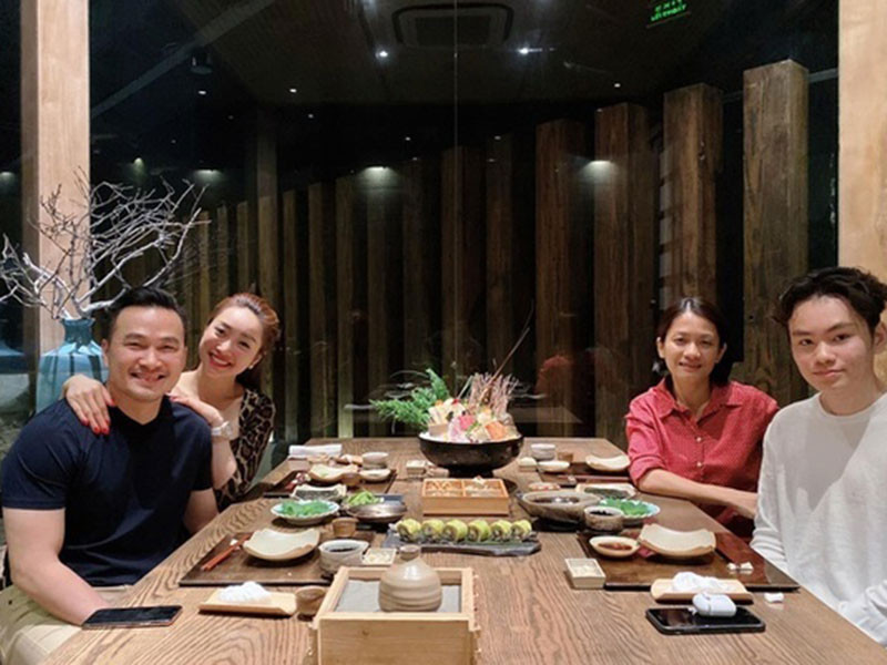 Chi Bảo cho biết, trong mối quan hệ giữa Thùy Chang và Hồng Loan, anh giữ vai trò cầu nối gắn kết đôi bên. Tuy nhiên điều quan trọng Thùy Chang và Hồng Loan đều mở lòng đón nhận mối quan hệ này.