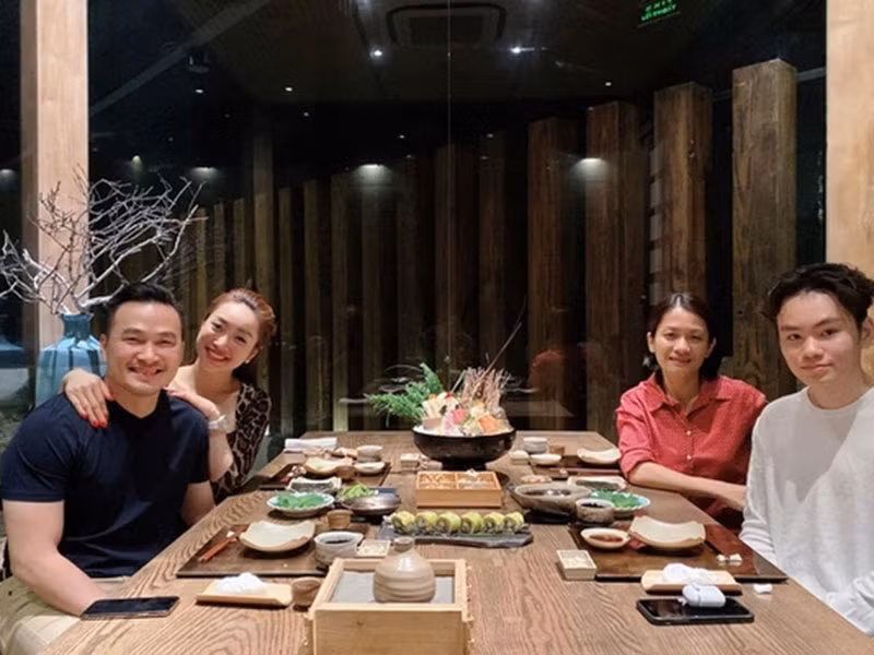 Chi Bảo cho biết, trong mối quan hệ giữa Thùy Chang và Hồng Loan, anh giữ vai trò cầu nối gắn kết đôi bên. Tuy nhiên điều quan trọng Thùy Chang và Hồng Loan đều mở lòng đón nhận mối quan hệ này.