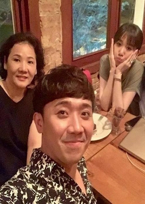 Nam diễn viên phim "Bố già" khéo lấy lòng mẹ vợ. Anh gọi mẹ của Hari Won là "chị Sook Hee" thay vì gọi là mẹ vợ. Nam danh hài giải thích bản thân thích gọi như vậy vì mẹ vợ quá trẻ so với tuổi thật.