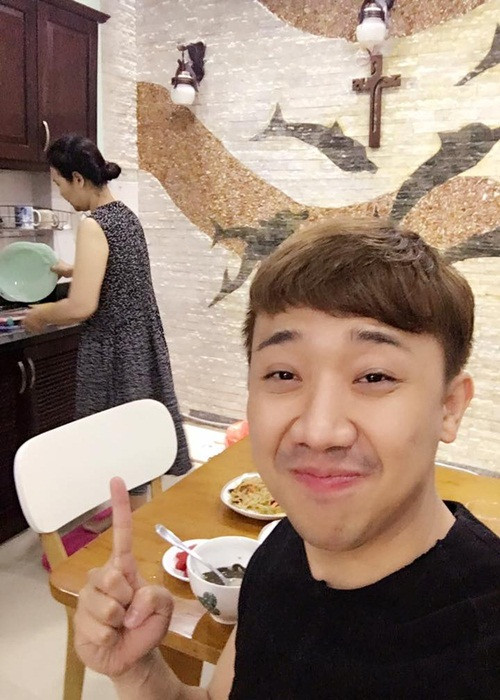 Nam danh hài được mẹ vợ yêu quý. Mẹ của Hari Won từng vào bếp nấu bữa ăn sáng cho Trấn Thành.