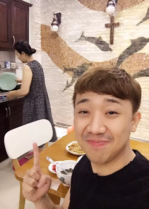 Nam danh hài được mẹ vợ yêu quý. Mẹ của Hari Won từng vào bếp nấu bữa ăn sáng cho Trấn Thành.