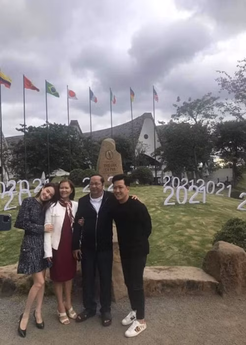 Mẹ của Nhã Phương rất tin tưởng Trường Giang. Bà chia sẻ, bản thân rất thích sự hài hước và chín chắn của nam danh hài. Ngày còn hẹn hò, Trường Giang thường mua váy mới tặng cho mẹ Nhã Phương mỗi khi cả hai cùng về Đắk Lắk.